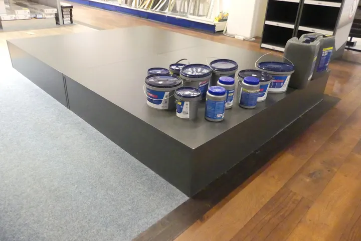 8x Podest, ohne Inhalt Maße in cm ca. 120 x 80